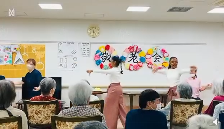 介護技能実習生 敬老の日ダンス披露